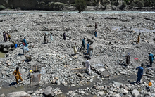 Phát hiện hàng trăm người tụ tập ở một con sông tìm thứ bé như hạt gạo, kiếm hơn 3 triệu đồng trong 1 tuần