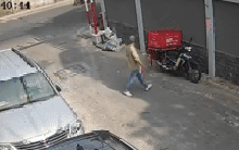 Clip người đàn ông đi vào hẻm ở TPHCM và rời đi trên chiếc xe của nam shipper