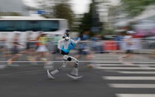 Từ múa quạt, biểu diễn võ thuật đến phá kỷ lục marathon thế giới: Robot không còn 'trình diễn' mà đã bắt đầu học được cách vượt qua giới hạn của con người