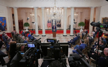 Ông Trump dọa “đưa Iran về thời kỳ đồ đá”, giá dầu vụt tăng, vàng lao dốc không phanh