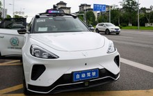 Hơn 100 taxi tự lái đột ngột dừng lại giữa đường phố Trung Quốc, hành khách hoang mang buộc phải kích hoạt SOS tìm đường thoát