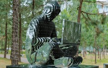 Tượng “cha đẻ” Bitcoin xuất hiện tại Trường Đại học FPT