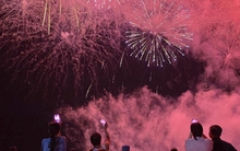 Cảnh tượng trên biển Bãi Cháy tối cuối tuần: Nhiều người phải bất ngờ