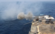 Tàu khu trục Mỹ nã pháo vào tàu hàng Iran