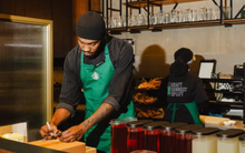 Một chuỗi cà phê tăng cường chính sách khách hàng phải tips cho nhân viên, cá nhân xuất sắc được thưởng 8 triệu đồng/quý