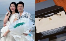 Đỗ Mỹ Linh "flex" túi Chanel sang chảnh do anh chồng tặng, dạy con bằng cách hỏi số tầng trong biệt thự trăm tỷ