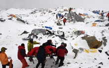 Truy tố đường dây đầu độc 4.782 nhà leo núi Everest để dàn dựng cứu hộ giả, thu lợi bất chính hơn 500 tỷ đồng