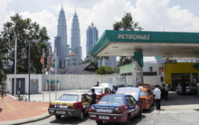 Để có giá xăng 13.000 đồng, láng giềng Việt Nam đang tốn gần 1 tỷ USD mỗi tháng