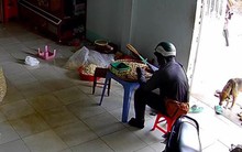 Shipper bước vào nhà trong lúc chờ khách chuyển tiền, cảnh lọt vào camera được cắt ra đăng tải khắp nơi