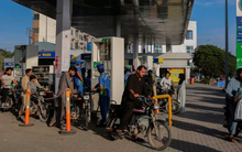 Từng khoe kỷ lục 20 tàu vượt eo biển Hormuz giữa chiến sự, quốc gia châu Á này lại bất ngờ tăng giá xăng dầu lên mức không tưởng - tương đương 150.000 đồng/lít dầu diesel