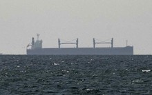 Nước đồng minh của Mỹ thành công đưa tàu chở nhiên liệu thứ hai vượt eo biển Hormuz, vẫn còn 43 tàu mắc kẹt