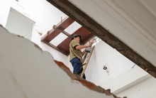 Người dân tháo dỡ tài sản phục vụ dự án mở đường Tam Trinh, Lĩnh Nam