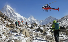 Kịch bản đầu độc, ép khách dùng trực thăng cứu hộ trên đỉnh Everest thu triệu USD