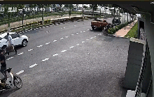 Vụ taxi dừng giữa đường, xe sau tông trúng bị lật: Lỗi của ai?