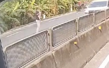 Tài xế dừng xe giữa quốc lộ cứu bé gái, CSGT lên tiếng