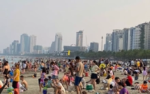 Đông nghịt người tắm biển Đà Nẵng 'giải nhiệt'