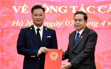 Chủ tịch Quốc hội trao Nghị quyết của Quốc hội cho Tổng Kiểm toán Nhà nước