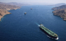 Hàng trăm tàu chở dầu vẫn chưa thể đi qua eo biển Hormuz