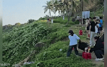 Hớt hải quăng 3 chiếc ghế xuống vực bán đảo Sơn Trà, người phụ nữ khiến du khách kinh ngạc