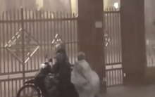 Đoạn video chiếc áo mưa rơi giữa giông bão khiến cư dân mạng Việt Nam xuýt xoa: Cả tuổi thơ chỉ mong có cảm giác này!