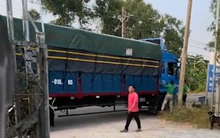 Bị "nhắc" nợ 4 triệu tiền sửa xe trên Facebook, hàng xóm lái ô tô tải chặn ngang cửa gara thị uy