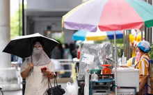 Nắng nóng gay gắt, người dân Thái Lan đổ xô đến các điểm tránh nóng