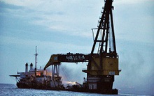 Tàu 5.000 tấn chở 80 bình gió đá, 9.000 lít dầu DO bốc cháy