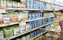 Chuyện giá sữa và nỗi buồn của các bà mẹ