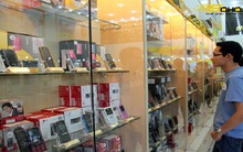 Cuộc so găng cuối năm của các hãng bán lẻ điện thoại di động