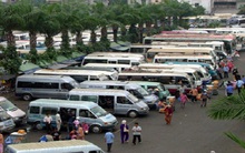 Khách đổ về các hãng xe thương hiệu mua vé Tết