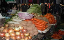 Rau, trứng ế đồng đắt chợ