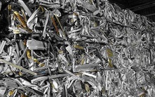 Tạm giữ tám container phế liệu thép nhập khẩu