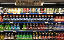 Người tiêu dùng nói gì khi nước ngọt có gas tăng giá?