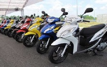 Ế quanh năm, dân buôn xe máy bán cửa hàng thoát thân