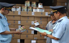 Phát hiện hàng ngàn hộp sữa trong lô hàng phế liệu