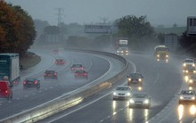 Anh hỗn loạn vì siêu bão