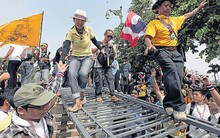 Bà Yingluck từ chức trong 24 giờ?