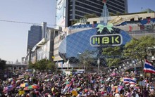 Vào khu biểu tình Thái Lan để... mua sắm quần áo