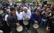 Bà Yingluck bị bao vây