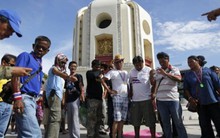 Người biểu tình Thái ép quyền Thủ tướng phải bỏ chạy