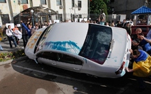 Người biểu tình Ukraine ném bom xăng vào Đại sứ quán Nga