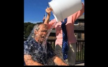 Mỹ cấm quan chức ngoại giao chơi đổ nước đá lên đầu