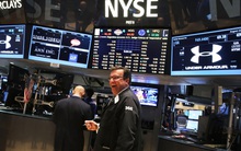 S&P 500 chạm ngưỡng 2.000 điểm lần đầu tiên trong lịch sử 