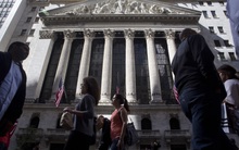 Phố Wall đỏ sàn