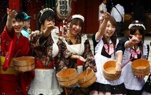 Nữ tiếp viên hàng không ăn mặc như người giúp việc để... câu khách