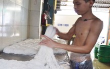 Phát hoảng với những cảnh tượng tái chế bún bằng hóa chất