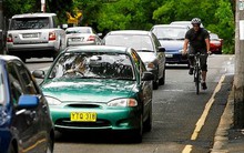 Tại sao Anh và nhiều quốc gia khác trên thế giới lại lái xe bên trái?