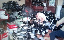 Phát hiện cơ sở làm giày giả thương hiệu ngoại