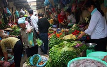 Thị trường những ngày cuối năm: Giá cả nhích từng ngày