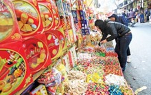 Thực phẩm Tết: Ngoại hút khách, nội ế sưng